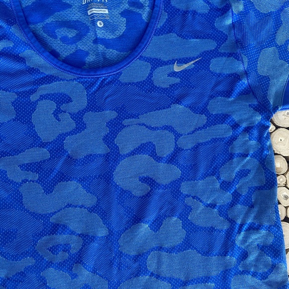 Nike Dri-Fit workout top - Picture 2 of 2